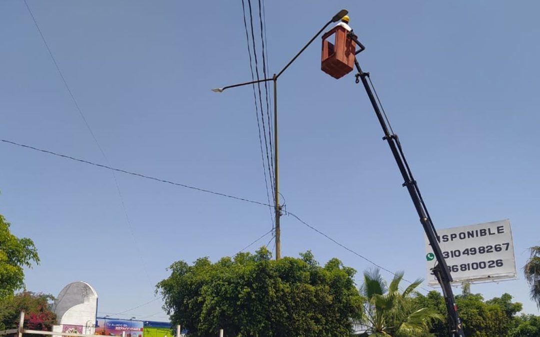 Realizan mantenimiento a luminarias en Av. Tonalá; mejoran visibilidad en la zona